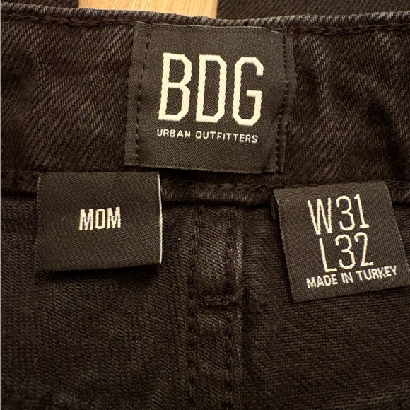 NWT BDG Black Straight Legged Mom Jeans Classic Distressed Style Womens 31 Waist - Picture 2 of 8